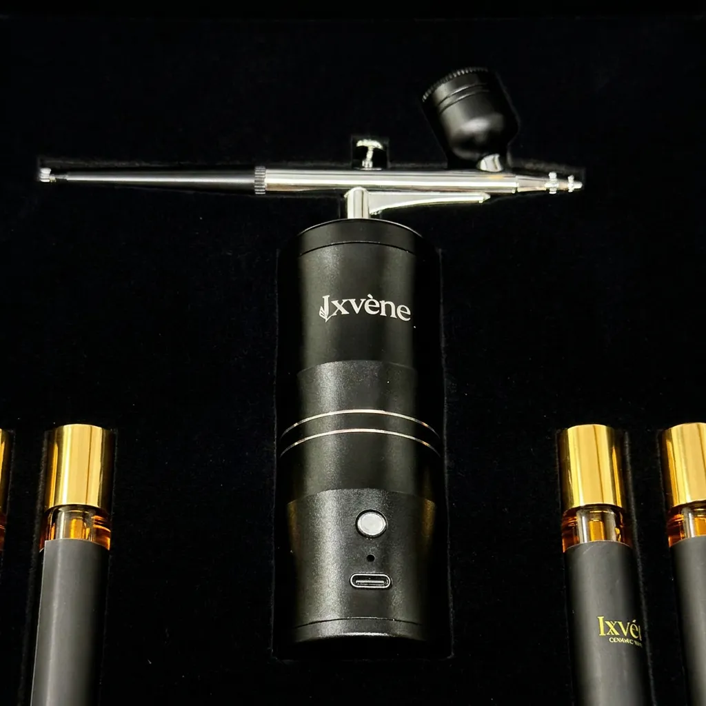 Ixvéne airbrush uygulama cihazı: krom uçlu kalem ve siyah şarjlı gövde